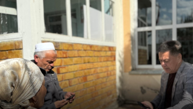 «Тилектештик автобусу» мобилдик чыгуусу менен Баткен облусунун Лейлек районунун 3 айылынын тургундарына барып акысыз укуктук жардам көрсөттү.